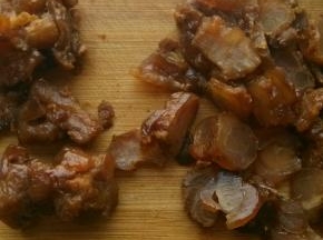 高压锅放气之后，将牛筋捞出晾凉，切成片状即可食用