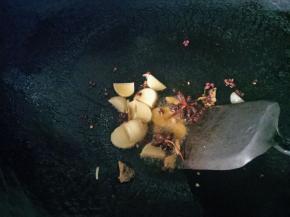 锅内放油，油热之后放入八角，姜，花椒，大蒜小火煸出香味
