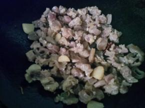 放入切好的牛筋，倒入生抽和料酒翻炒均匀