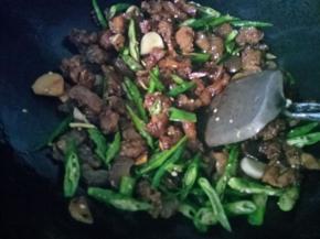 放入切好的尖椒，加入盐翻炒均匀