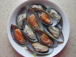 青口事先请卖家开好口，留半壳，用盐水泡洗干净