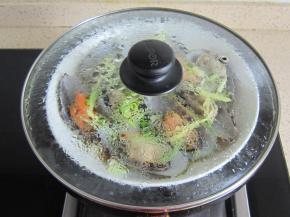 蒸锅加入适量的清水，把洗好的青口放在盘子中，放上适量的葱姜段，大火蒸10分钟备用