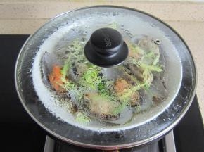 蒸锅加入适量的清水，把洗好的青口放在盘子中，放上适量的葱姜段，大火蒸10分钟备用