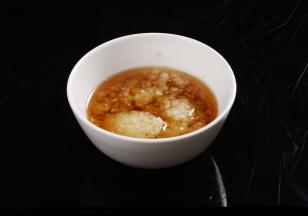 油锅烧热，下入蒜泥和姜油，炒香成酱