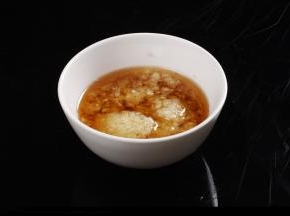 油锅烧热，下入蒜泥和姜油，炒香成酱