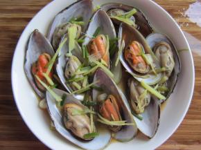 把葱姜挑出，将炒好的酱汁淋在蒸好的青口贝上即可