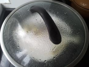 锅中水烧开，放入鱼蒸8分钟左右，关火后盖盖焖2分钟