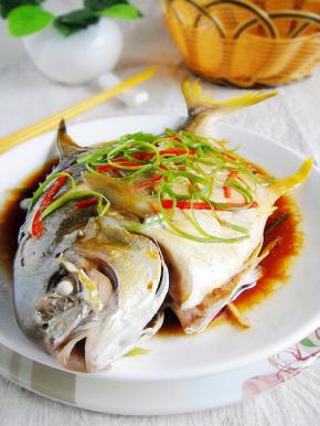 将蒸好的鱼取出，把表面的葱姜拂去，淋上蒸鱼豉油，撒上红椒丝和葱丝