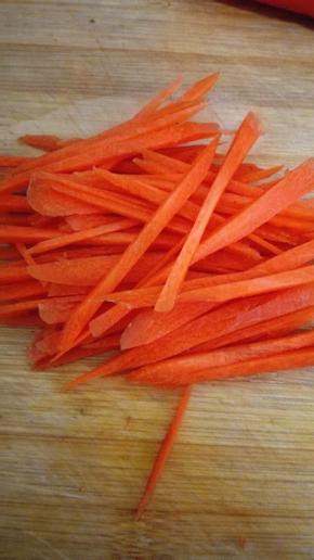 胡萝卜洗净切成条状