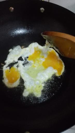 油热放入鸡蛋，翻炒至鸡蛋微微成型