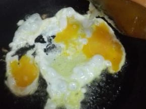 油热放入鸡蛋，翻炒至鸡蛋微微成型
