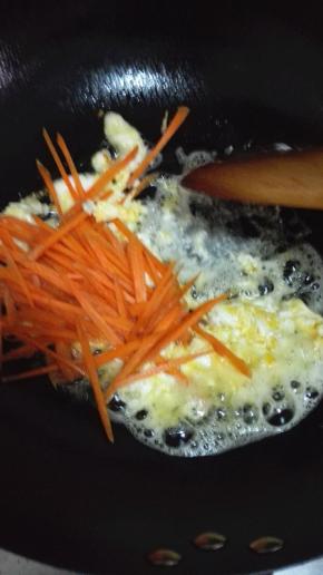 放入切好的胡萝卜丝一起翻炒