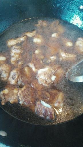 放入1勺郫县豆瓣酱翻炒均匀，加开水淹没食材煮至沸腾