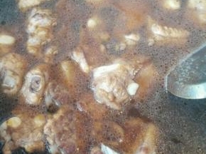 放入1勺郫县豆瓣酱翻炒均匀，加开水淹没食材煮至沸腾