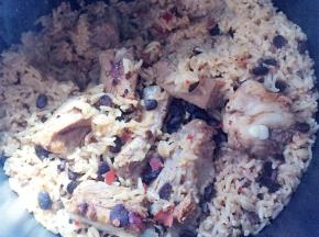 饭蒸好之后焖5分钟，搅拌均匀即可食用