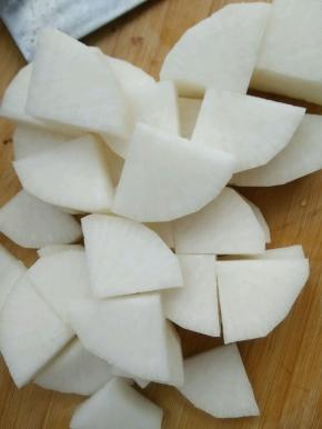 姜切片，香葱挽成结备用，白萝卜去皮切成滚刀块