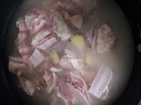 羊排冷水下锅，放入葱姜和料酒，水开之后在煮5分钟，捞出洗净备用