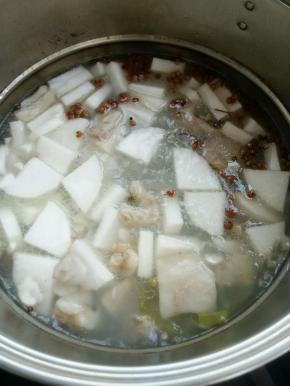 放入切好的萝卜，撒上盐和白胡椒和花椒，煮半个小时