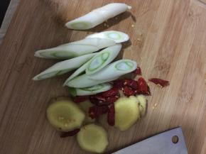 葱姜和辣椒切好备用