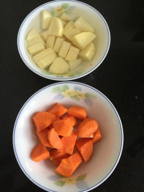 胡萝卜和土豆去皮洗净切成块状备用