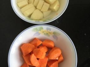 胡萝卜和土豆去皮洗净切成块状备用