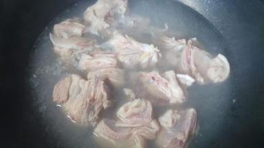 羊排冷水入锅，焯水之后沥干水分备用