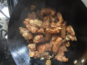 倒入生抽老抽和料酒翻炒均匀