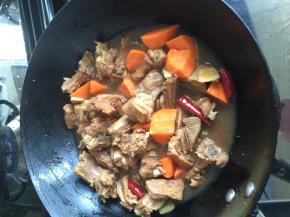 放入土豆和胡萝卜块，煮30分钟