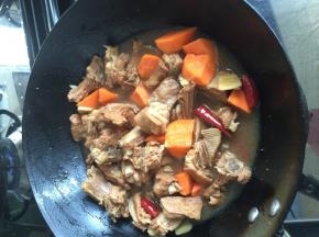 放入土豆和胡萝卜块，煮30分钟