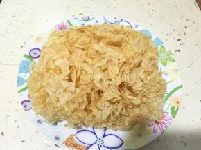 银耳用温水泡发，撕成小块