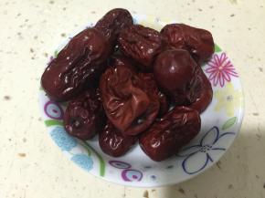 红枣清洗干净沥干水分