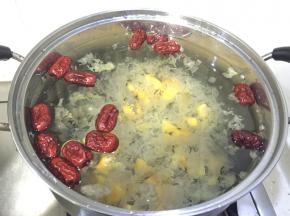 撕成小块的银耳放入锅中，大火煮开之后转小火煮1个半小时，煮到银耳慢慢出胶质