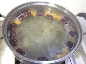 放入冰糖，红枣和芒果颗粒