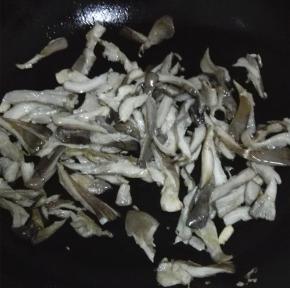 炒锅内放油，油要比平时炒菜多一些，油热之后放入蘑菇翻炒至表面变色就可以捞出