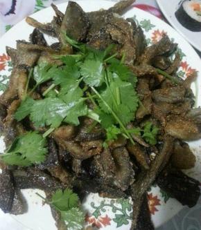 装盘之后撒上香菜末作为点缀