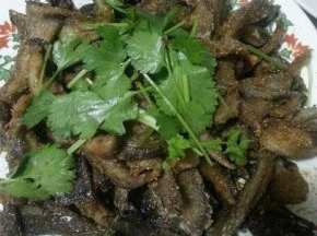 装盘之后撒上香菜末作为点缀