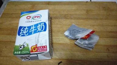 准备好茶包和牛奶