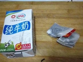 准备好茶包和牛奶