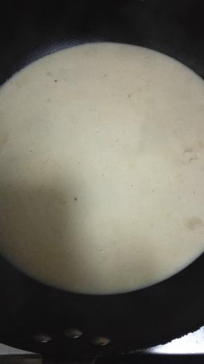 倒入纯牛奶和砂糖，搅拌均匀