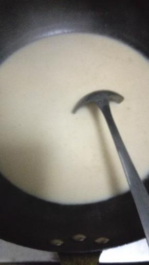 煮至奶茶四边鼓起小泡泡就可以关火了