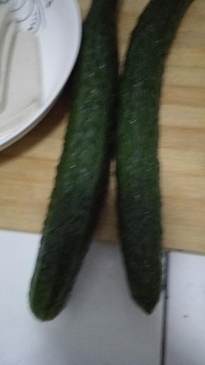 黄瓜清洗干净备用