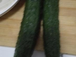 黄瓜清洗干净备用