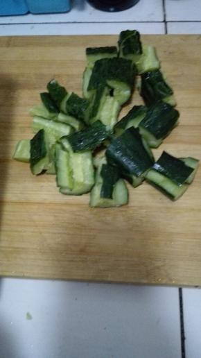 黄瓜用刀背拍碎，然后切成块状