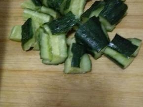 黄瓜用刀背拍碎，然后切成块状