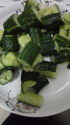 拍好的黄瓜放入碗中，倒入调味料搅拌均匀就可以食用了