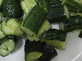 拍好的黄瓜放入碗中，倒入调味料搅拌均匀就可以食用了