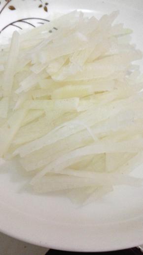 白萝卜洗净去皮切成丝