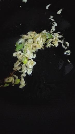锅内放少量的油，油热之后放入葱花和虾皮，小火炒出香味