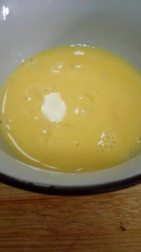 鸡蛋打入碗中，加入少许的料酒和清水，搅拌均匀