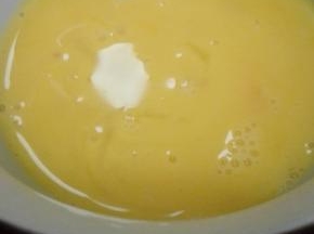 鸡蛋打入碗中，加入少许的料酒和清水，搅拌均匀